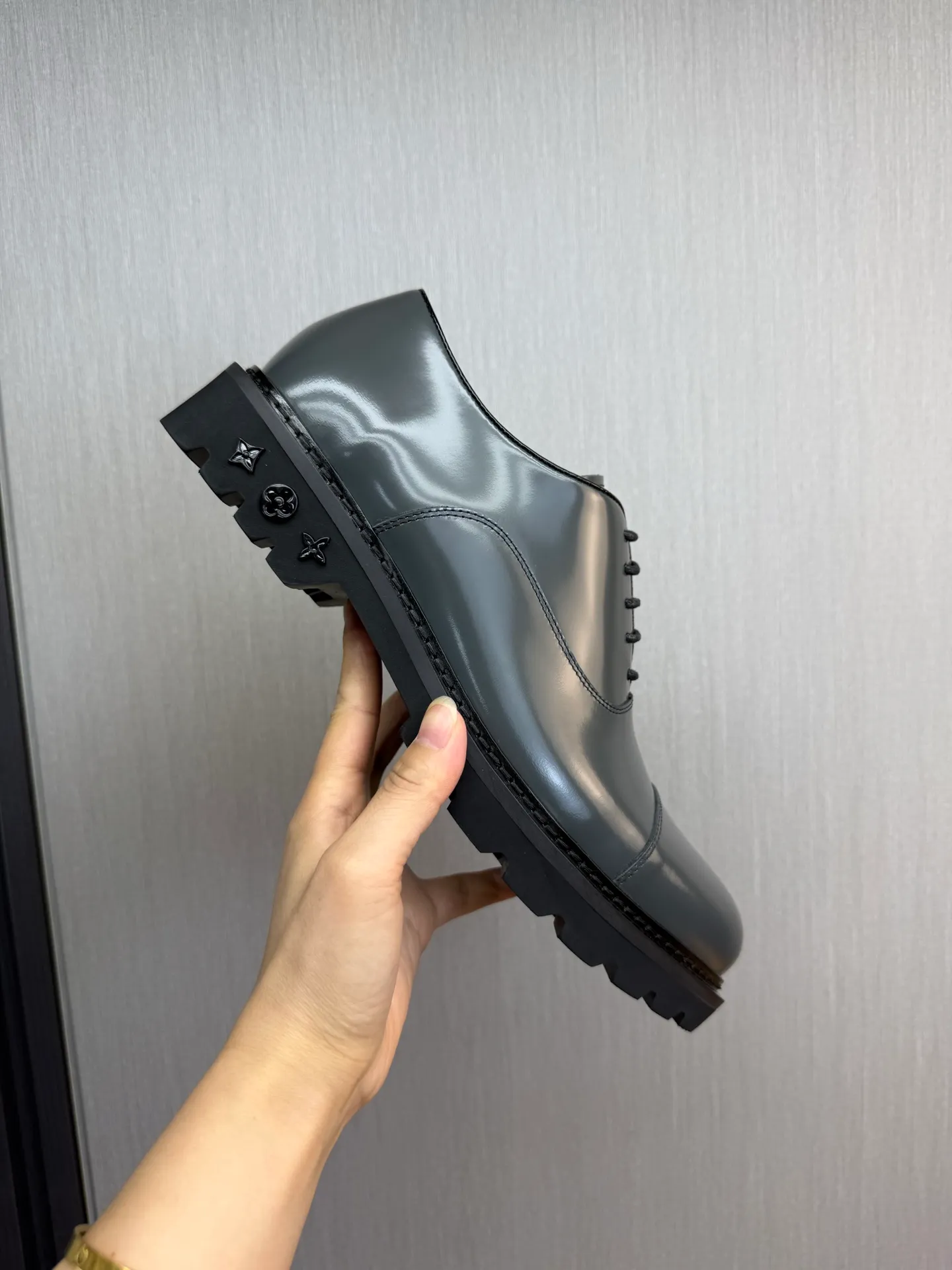 Men's shoes 💰900💰 LV. Men's casual lace-up leather shoes, the latest hot style 🔥 1:1 original purchase quality, top quality goods ⬆️The upper is imported open-edge beaded cowhide, cowhide, and cow suede. The hand-made three-dimensional stitching highlights the round toe design. The inner foot pads are all imported cowhide, with the original wear-resistant foam outsole, matching code 39-44, (38, 45 custom-made, non-refundable)